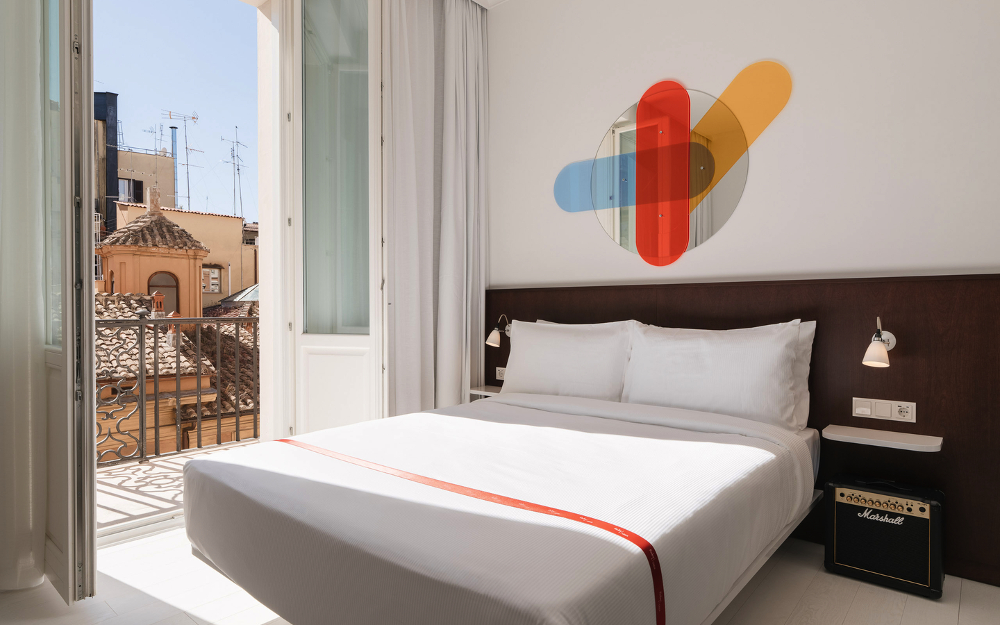 Helles Hotelzimmer mit Balkon in Rom und moderner Dekoration.
