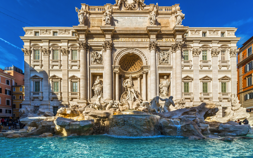Der Trevi-Brunnen in Rom bei sonnigem Wetter.