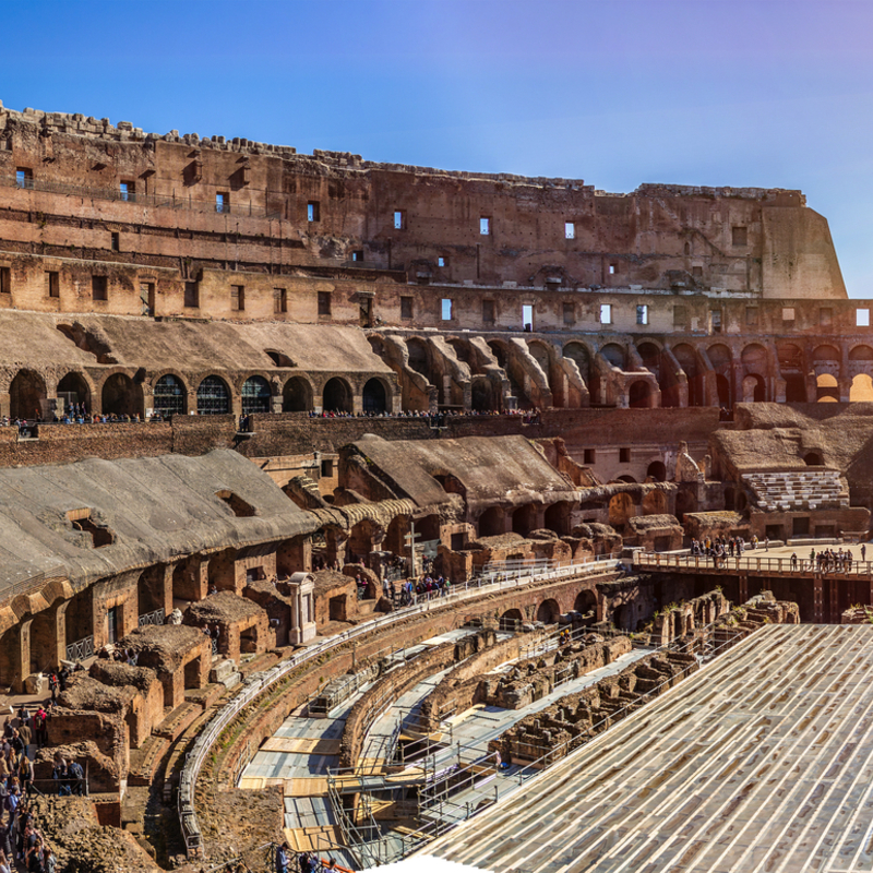 Innenaufnahme des Kolosseums in Rom, einem antiken römischen Amphitheater in Italiens Hauptstadt.