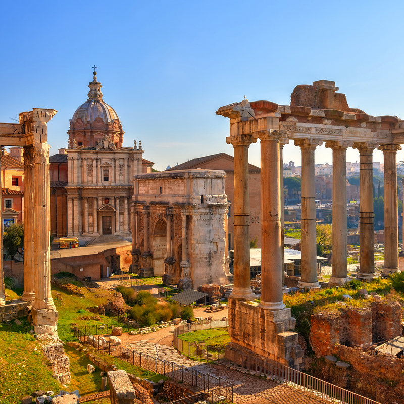 Ruinen des Forum Romanum in Rom bei sonnigem Wetter.