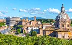 Kirche Santi Luca e Martina in Rom, Italien, mit umliegender Architektur und Landschaft.