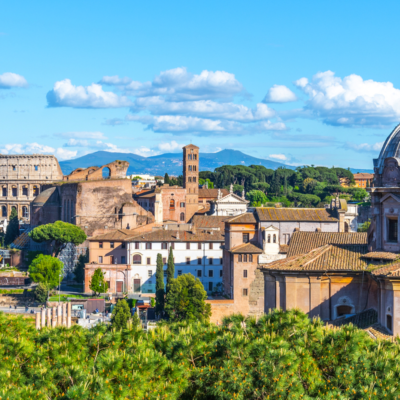 Kirche Santi Luca e Martina in Rom, Italien, mit umliegender Architektur und Landschaft.