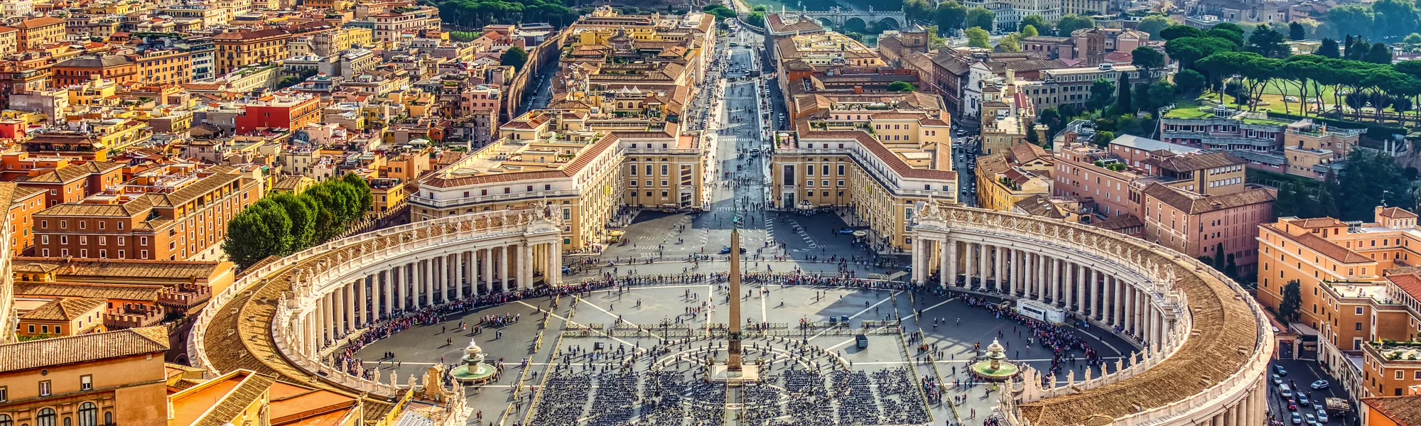 Luftaufnahme des Petersplatzes und Roms.