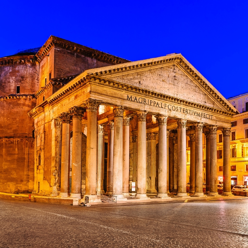 Das Pantheon in Rom bei Nacht, angestrahlt mit blauem Himmel.