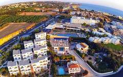 Außenansicht des Hotels Theo Sunset Bay auf Zypern mit Blick auf die Umgebung und Küste.