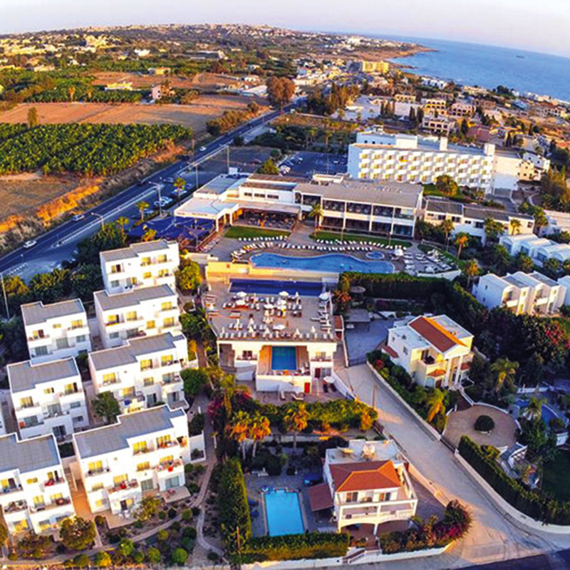 Außenansicht des Hotels Theo Sunset Bay auf Zypern mit Blick auf die Umgebung und Küste.