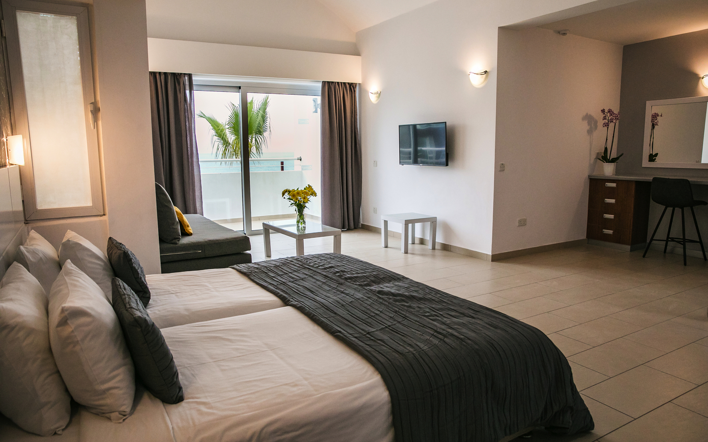 Junior Suite im Hotel Theo Sunset Bay mit Meerblick, modern eingerichtet, Zypern.