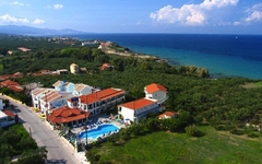 Luftaufnahme eines Hotels mit Pool nahe der Küste auf Zakynthos, Griechenland.