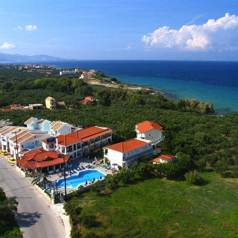Luftaufnahme eines Hotels mit Pool nahe der Küste auf Zakynthos, Griechenland.