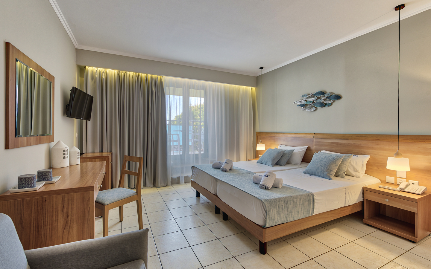 Hotelzimmer auf Zykynthos mit Doppelbett, moderner Einrichtung und Meerblick