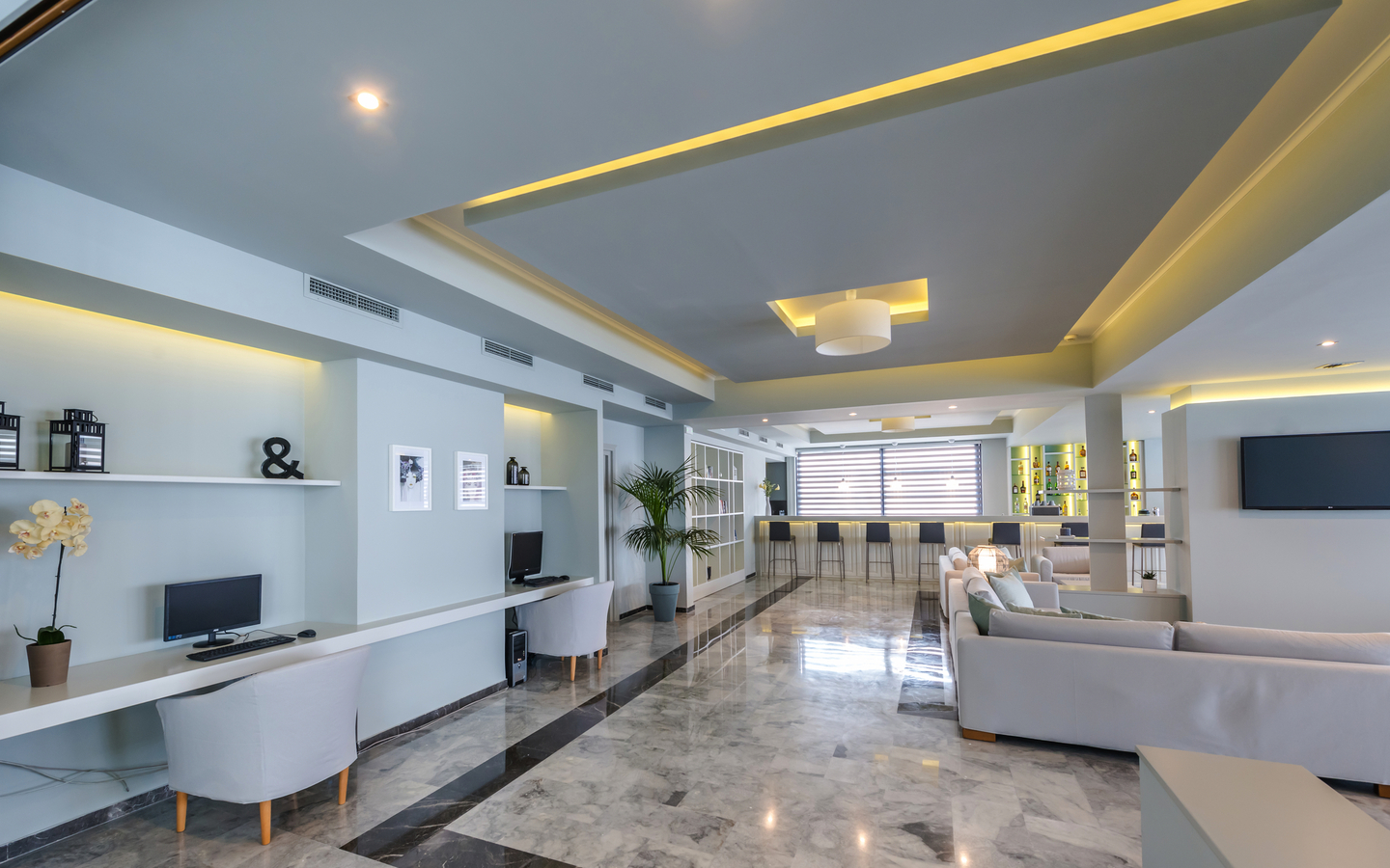 Lobbybereich eines modernen Hotels mit Sitzgelegenheiten und Arbeitsbereichen auf Zykynthos.