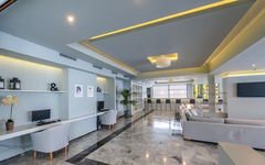 Lobbybereich eines modernen Hotels mit Sitzgelegenheiten und Arbeitsbereichen auf Zykynthos.