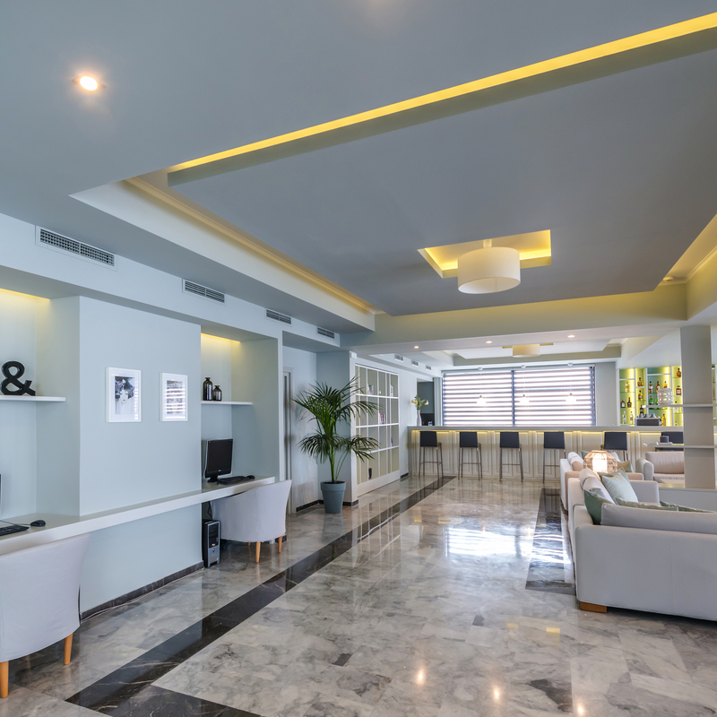 Lobbybereich eines modernen Hotels mit Sitzgelegenheiten und Arbeitsbereichen auf Zykynthos.