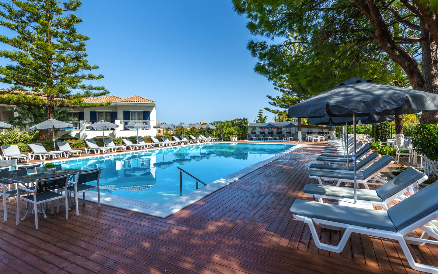 Poolbereich mit Sonnenliegen und Snack-Bar im Hotel Contessa auf Zykynthos, Griechenland.