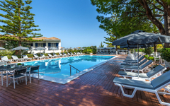 Poolbereich mit Sonnenliegen und Snack-Bar im Hotel Contessa auf Zykynthos, Griechenland.
