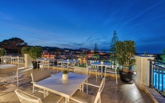 Restaurantterrasse mit Nachtblick, Tische und Stühle unter freiem Himmel in Griechenland.