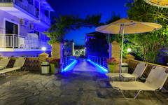 Beleuchtete Terrasse mit Liegestühlen im Hotel Cavo d'Oro auf Zykynthos bei Nacht.