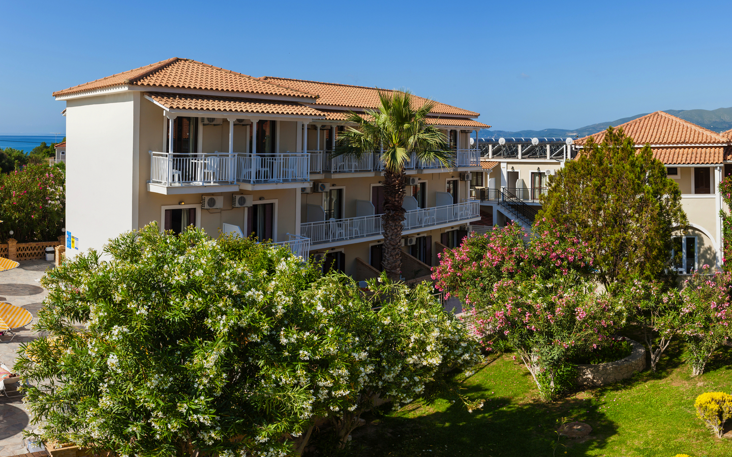 Hotel mit Garten und Palmen auf Zakynthos, Griechenland.