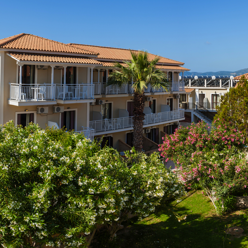 Hotel mit Garten und Palmen auf Zakynthos, Griechenland.