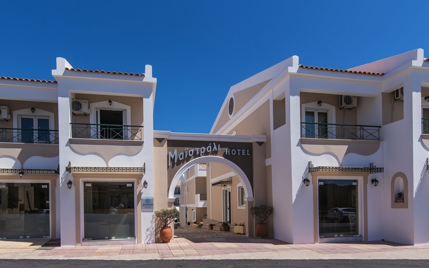 Fassade des Hotels Maistrali auf Zykynthos, Griechenland, bei klarem Himmel.