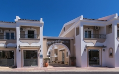Fassade des Hotels Maistrali auf Zykynthos, Griechenland, bei klarem Himmel.