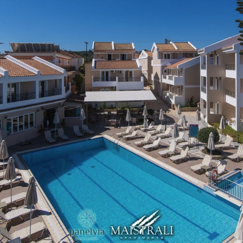 Hotelanlage mit Swimmingpool, Umgebungsgebäude und blauen Himmel auf Zakynthos, Griechenland.