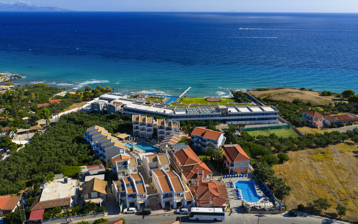 Luftaufnahme eines Hotels am Meer mit Pool und umliegender Landschaft auf Zakynthos.