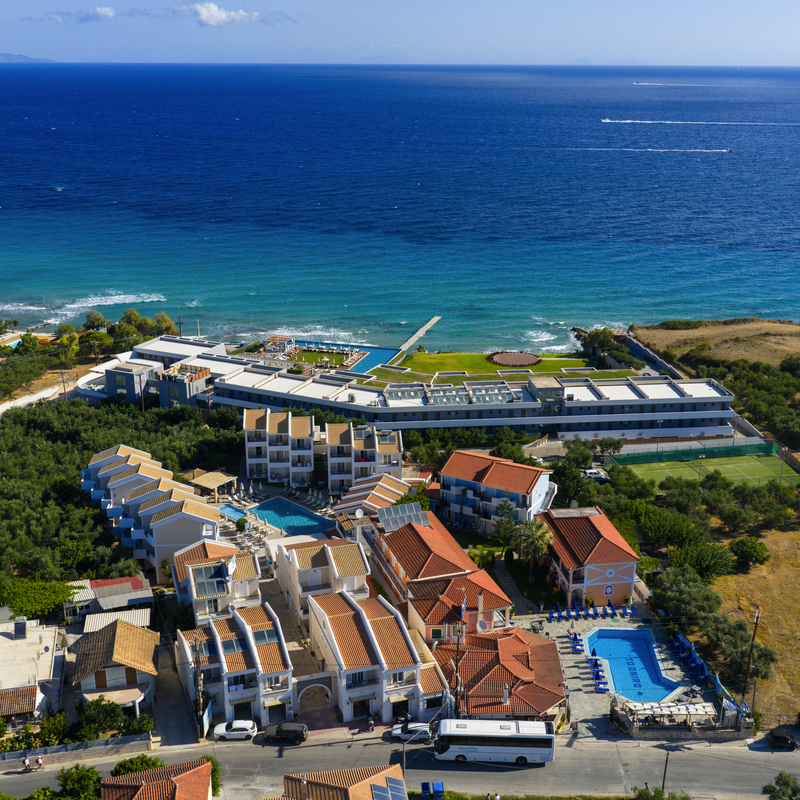 Luftaufnahme eines Hotels am Meer mit Pool und umliegender Landschaft auf Zakynthos.