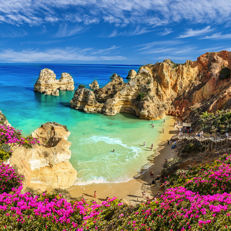 Küstenlandschaft mit Felsen, Strand und Meer bei Praia do Camilo, Algarve, Portugal