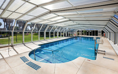 Überdachtes Schwimmbad mit Liegestühlen im Hotel Ilunion Islantilla, Costa de la Luz, Spanien