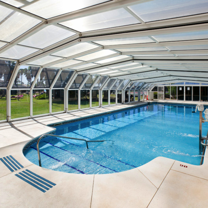 Überdachtes Schwimmbad mit Liegestühlen im Hotel Ilunion Islantilla, Costa de la Luz, Spanien