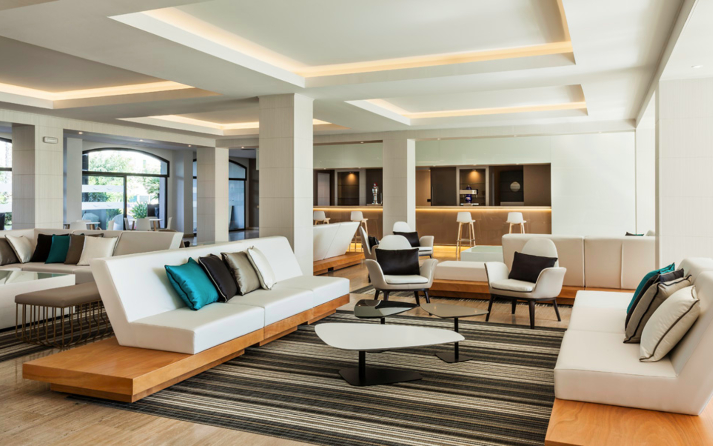 Helles, modernes Lobby-Design im Hotel Ilunion Islantilla, Spanien.