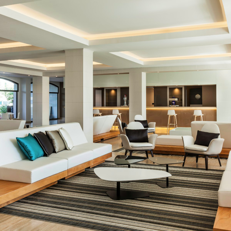 Helles, modernes Lobby-Design im Hotel Ilunion Islantilla, Spanien.