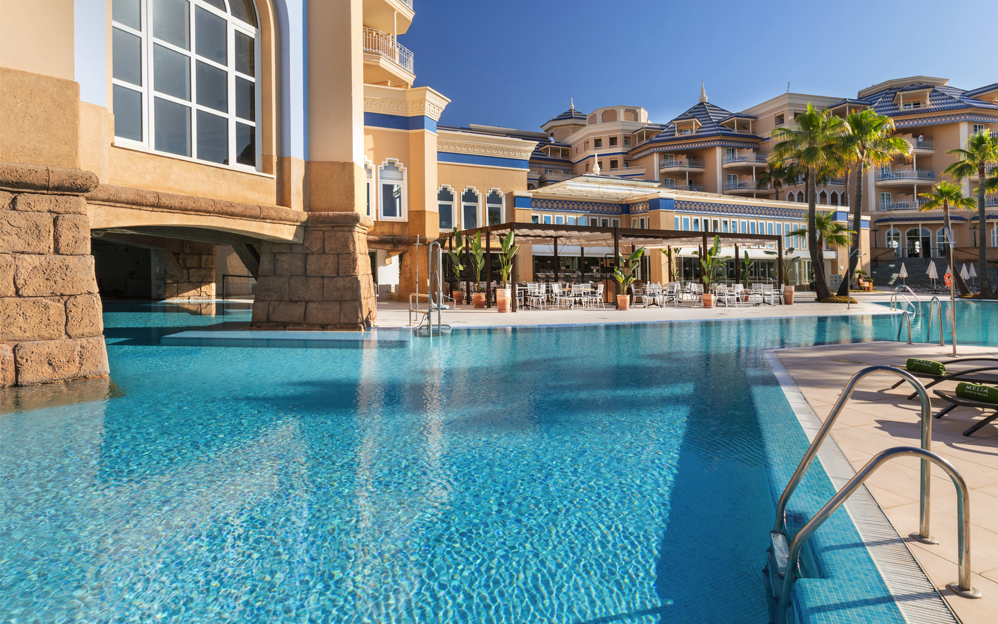 Poolbereich des Hotels Melia Isla Canela, Spanien, bei sonnigem Wetter.