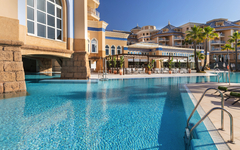 Poolbereich des Hotels Melia Isla Canela, Spanien, bei sonnigem Wetter.