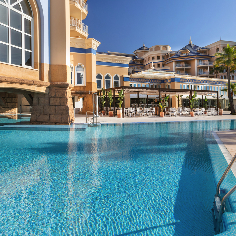 Poolbereich des Hotels Melia Isla Canela, Spanien, bei sonnigem Wetter.