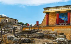 Ruinen des Palasts von Knossos mit bemalten Säulen auf Kreta, Griechenland.