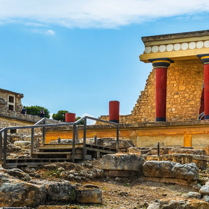 Ruinen des Palasts von Knossos mit bemalten Säulen auf Kreta, Griechenland.