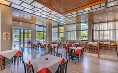 Innenansicht eines Hotelrestaurants mit gedeckten Tischen und Tageslicht auf Kreta, Griechenland.