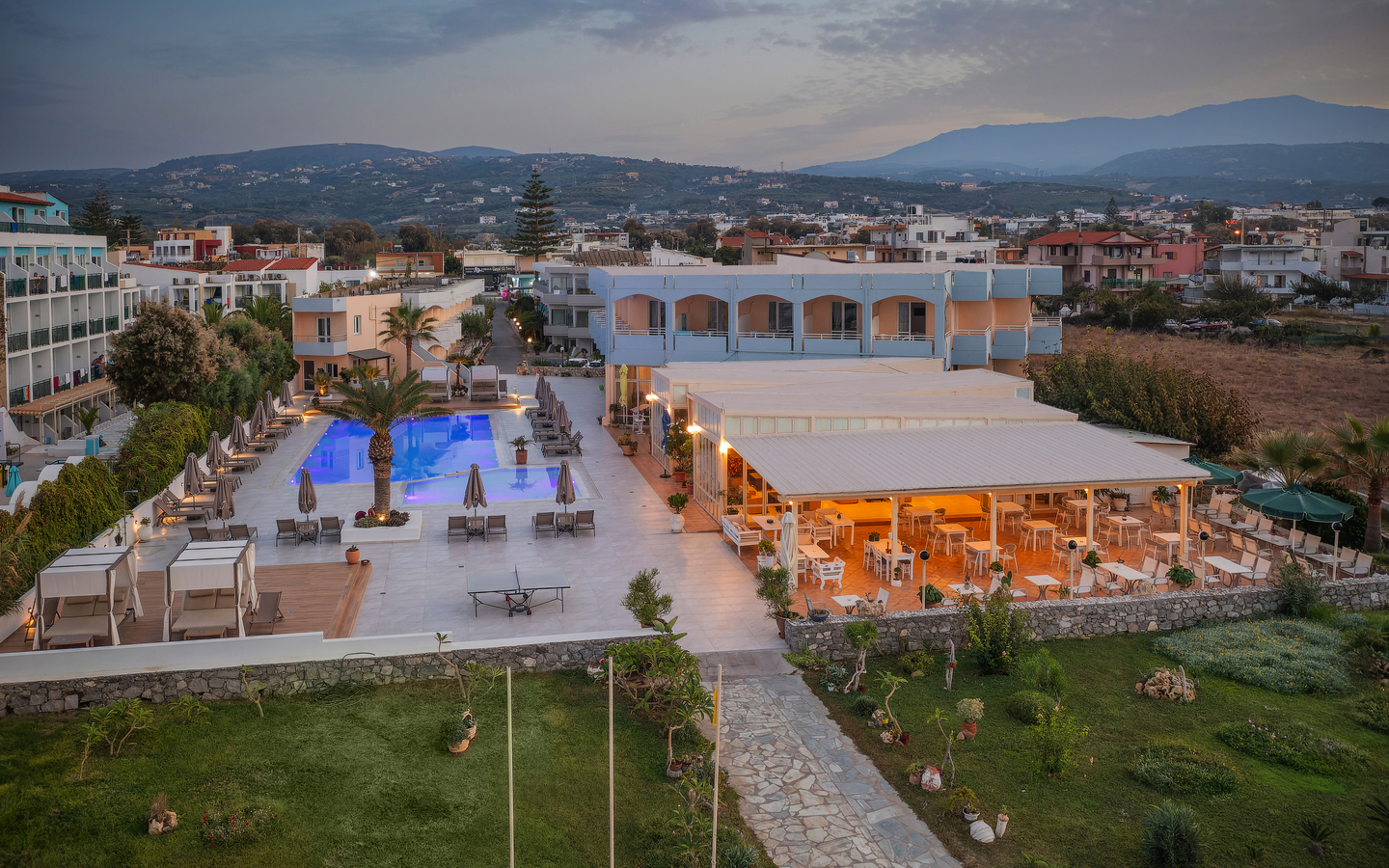 Außenansicht des Hotel Katrin Beach auf Kreta mit Pool und Restaurantbereich.