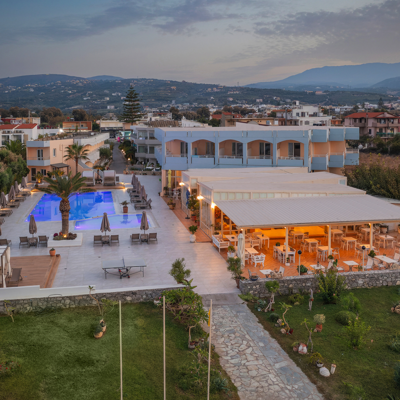 Außenansicht des Hotel Katrin Beach auf Kreta mit Pool und Restaurantbereich.