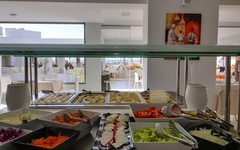 Buffet im Hotelrestaurant mit verschiedenen Gemüsesorten und Meerblick.