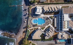 Luftaufnahme eines Strandhotels mit Pool in Kreta, direkt am Meer gelegen.