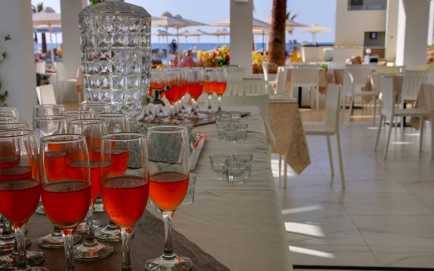 Restaurant mit gedeckten Tischen, Blick auf das Meer.