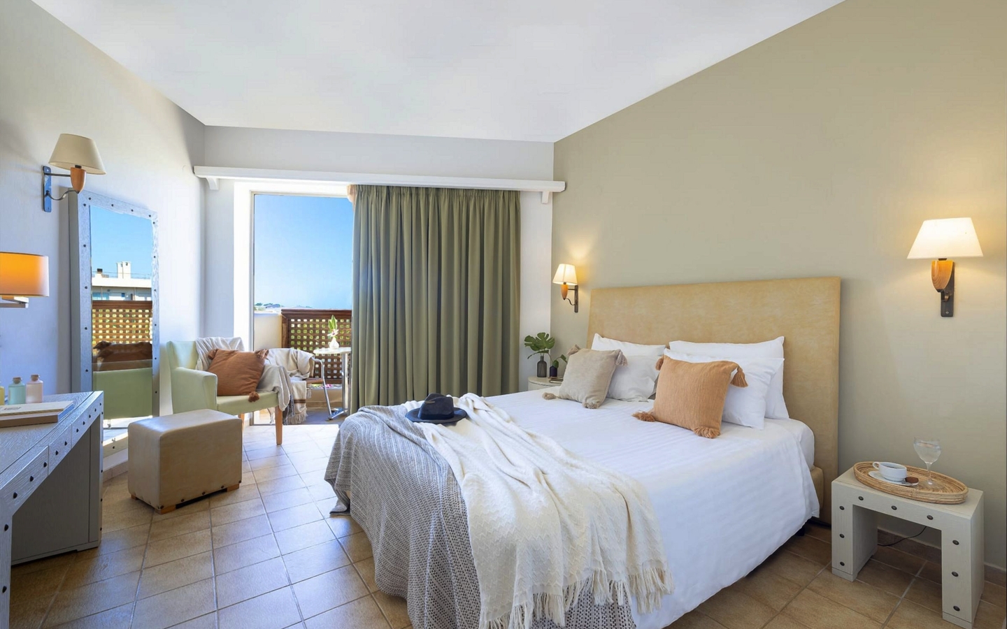 Standardzimmer mit Doppelbett und Blick auf Balkon und Pool.
