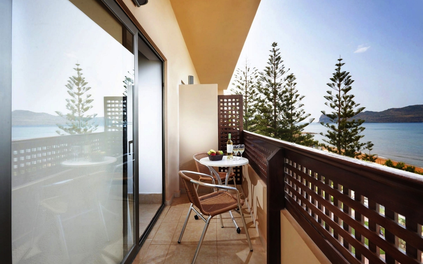 Balkon eines Hotelzimmers mit Meerblick auf Kreta.