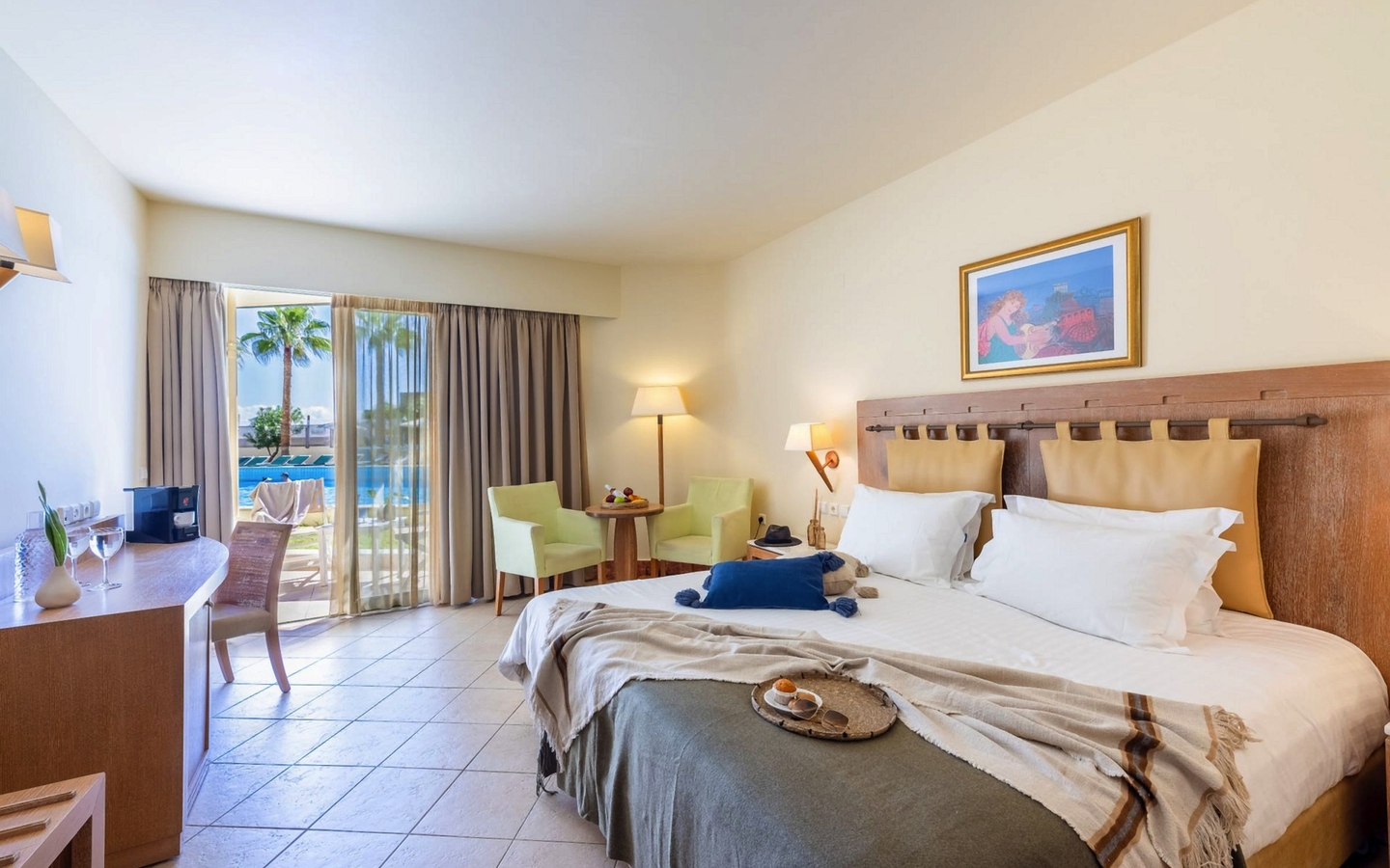 Doppelzimmer mit Balkon und Blick auf den Pool in einem Hotel auf Kreta.
