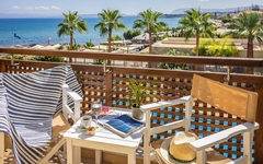 Balkon mit Meerblick, Tisch und Stühlen im Hotelzimmer auf Kreta