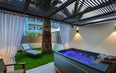 Superior Doppelzimmer mit Jacuzzi im Hotel Theartemis Palace, Kreta, Griechenland.
