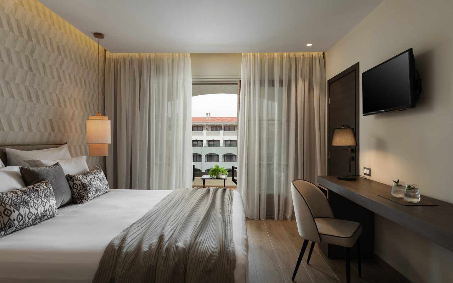 Zimmer mit Doppelbett, modernem Dekor und Blick auf den Pool.